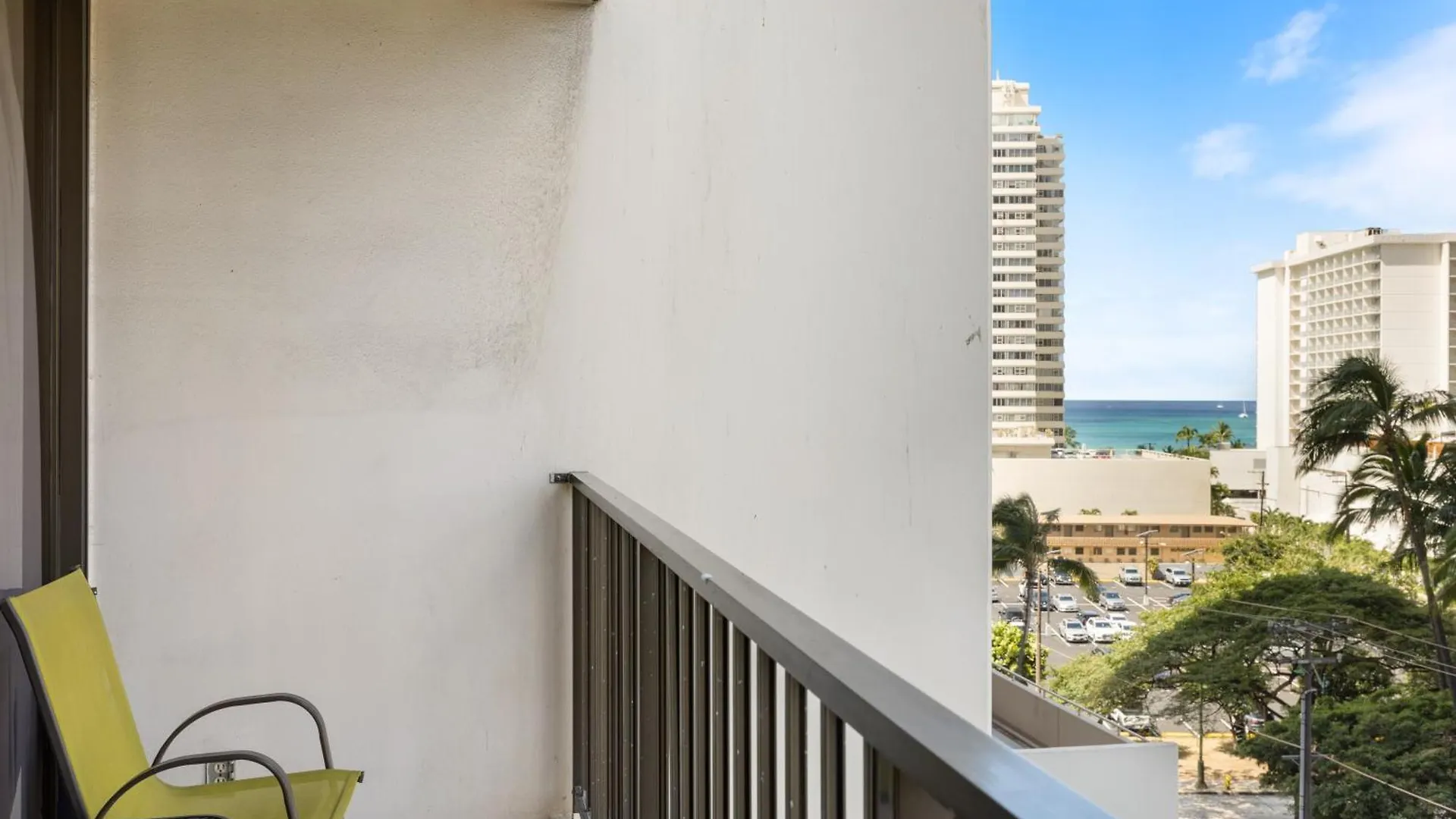 Light & Airy 8Th Floor Ocean View Condo With Lanai Condo Honolulu