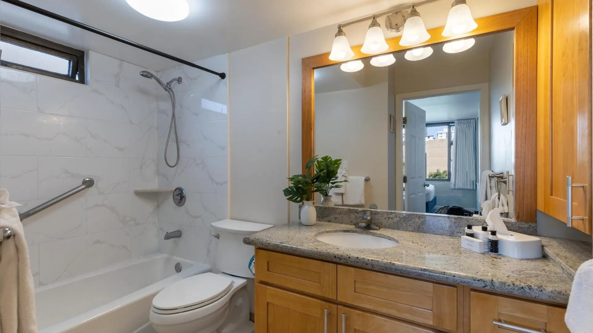 Light & Airy 8Th Floor Ocean View Condo With Lanai Condo Honolulu États-Unis